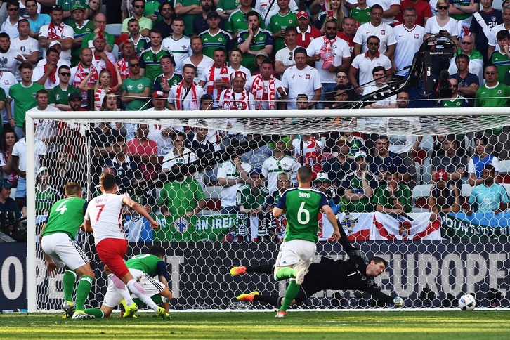 Milik anotando el gol ante la selección del norte de Irlanda. (ANNE-CHRISTINE POUJOULAT / AFP)