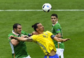Ibrahimovic y O'Shea disputan un balón. (Phillippe LOPEZ / AFP)