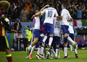 Los jugadores de Italia celebran el primer gol. (Jeff PACHOUD / AFP)