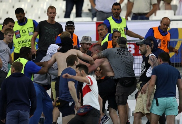 Altercado en la grada entre rusos e ingleses. (VALERY HACHE / AFP)