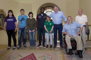 Los aspirantes a tirar el txupinazo, junto con el alcade Joseba Asiron. (Iñigo URIZ / ARGAZKI PRESS) 