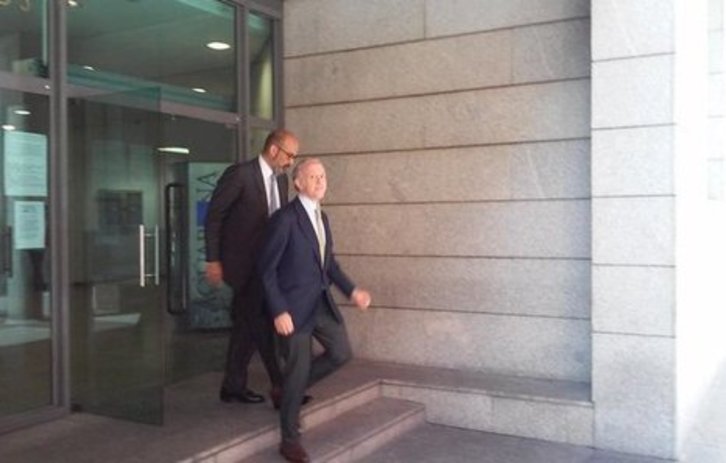 Eduardo Inda, a la salida del juzgado de Alcobendas donde se celebró la vista. (@albertopradilla)