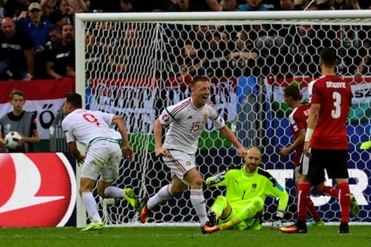 Szalai celebra su gol. (Tobias SCHWARZ/AFP)