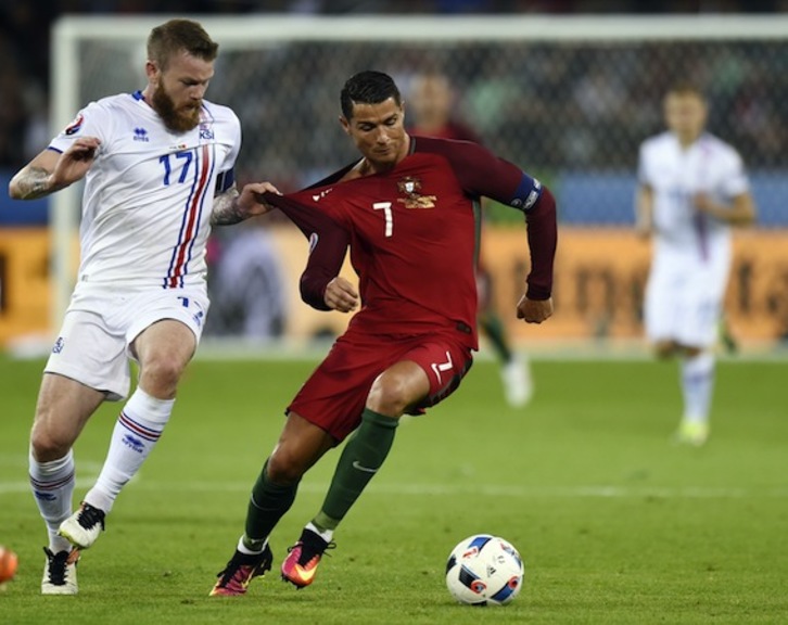 Gunnarson y Cristiano pugnan por un balón. (Philippe DESMAZES/AFP)