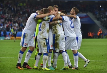 Celebración de los jugadores eslovacos. (Philippe HUGUEN/AFP)