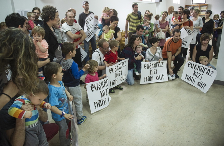 Los padres y madres recibieron la noticia con alegría (Jagoba MANTEROLA-ARGAZKI PRESS)