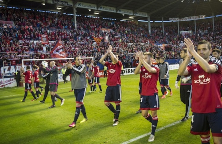 Los jugadores de Osasuna agradecen el apoyo de la afición. (Jagoba MANTEROLA/ARGAZKI PRESS)