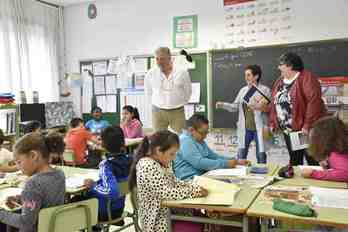 Asiron, durante su visita al colegio de Sanduzelai (IRUÑEKO UDALA)