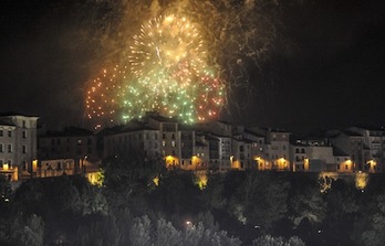 Los fuegos artificiales iluminan la noche sanferminera. (Jagoba MANTEROLA)