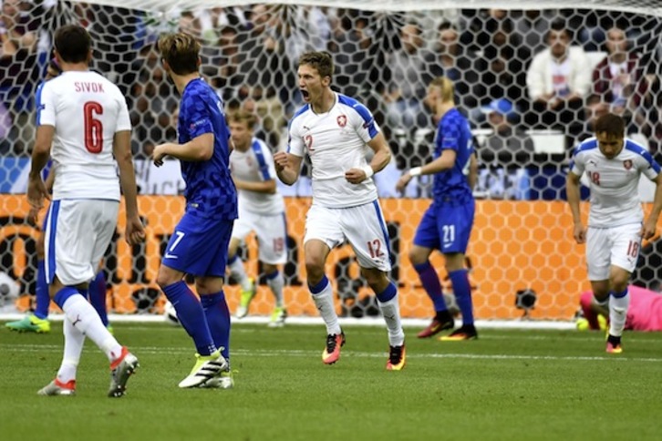 Skoda celebra su gol. (Jeff PACHOUD/AFP)