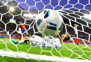Alvaro Moratak bi gol egin ditu Turkiaren aurkako partidan. (Bulent KILIC/AFP)