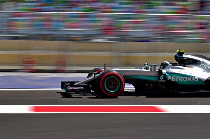 Rosberg conduce su coche en el circuito de Baku. (Andrej ISAKOVIC/AFP) 