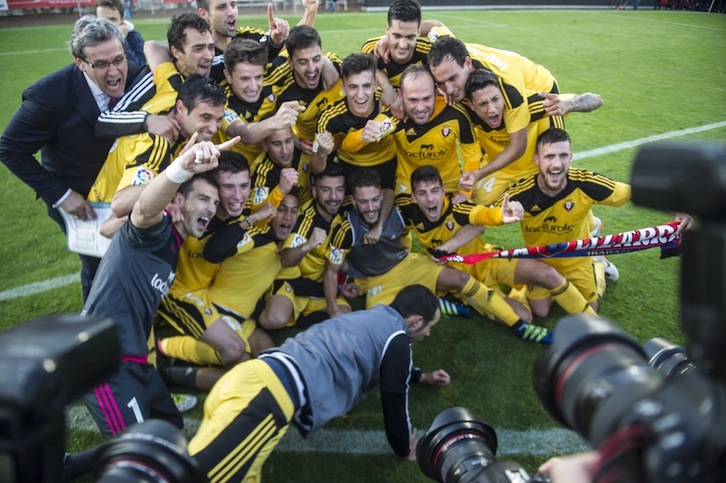 Euforia de los jugadores al final del partido. (Jagoba MANTEROLA/ARGAZK