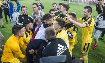 Los jugadores se preparan para mantear a Enrique Martín. (Jagoba MANTEROLA/ARGAZKI PRESS)