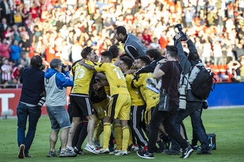 Los jugadores hacen una piña al final del partido. (Jagoba MANTEROLA/ARGAZKI PRESS)