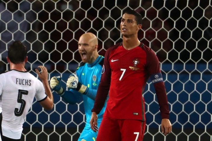 Ronaldo, con cara de circunstancias, tras fallar el penalti. (Kenzo TRIBOUILLARD/AFP) 