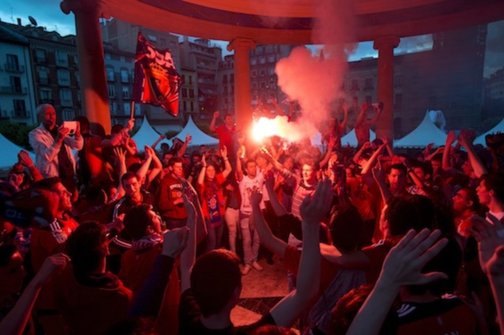 Seguidores de Osasuna, en la Plaza del Castillo. (Iñigo URIZ/ARGAZKI PRESS)