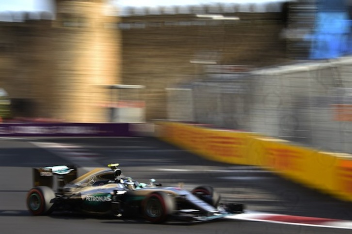 Nico Rosberg ha sido el más veloz en Baku. (Kirill KUDRYAVTSEV/AFP)