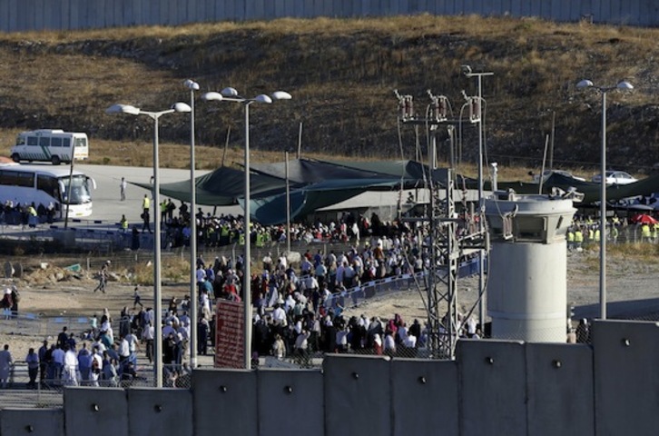 Palestinos aguardan en el checkpoint de Qalandia. (Abbas MOMANI/AFP)