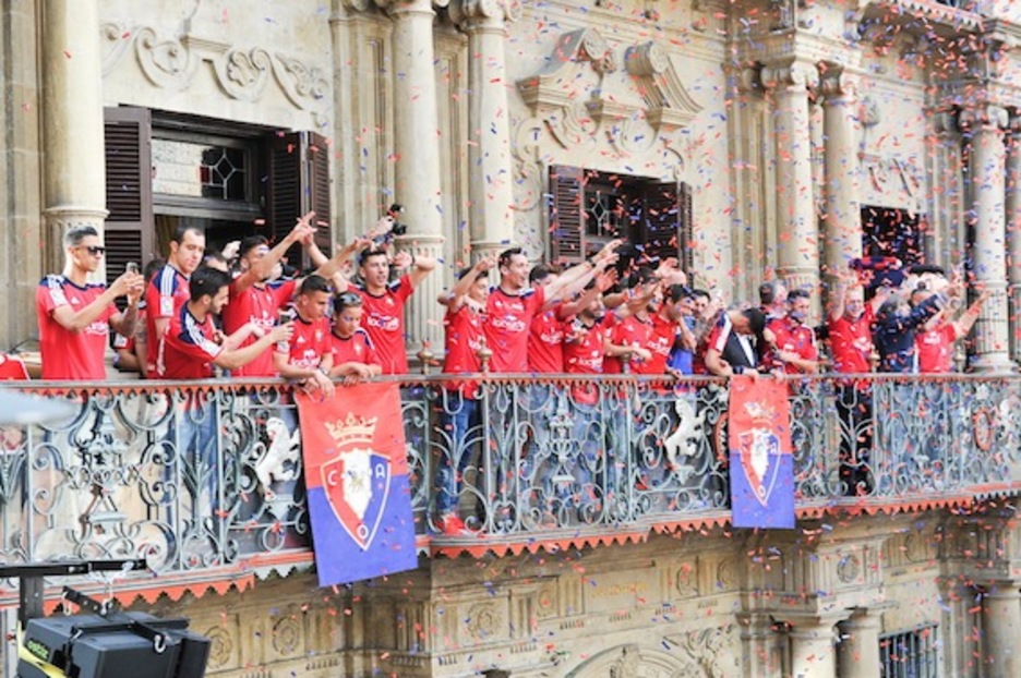 La plantilla y el cuerpo técnico, en la balconada consistorial.  (Idoia ZABALETA/ARGAZKI PRESS)