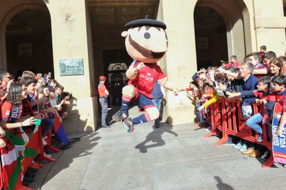 Alegría a las puertas del Palacio de Nafarroa.  (Idoia ZABALETA/ARGAZKI PRESS)