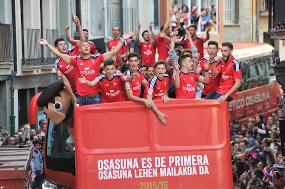 Los rojillos han recorrido la ciudad a bordo de un autobús.  (Idoia ZABALETA/ARGAZKI PRESS)