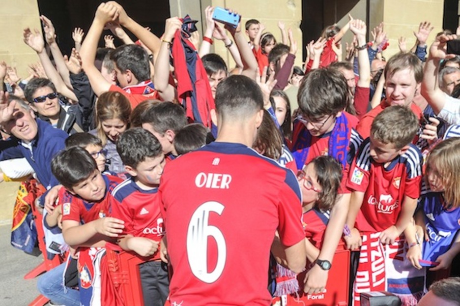 Oier Sanjurjo firmando autógrafos.  (Idoia ZABALETA/ARGAZKI PRESS)