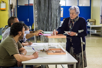 Una señora votando en Bilbo. (Aritz LOIOLA / ARGAZKI PRESS)