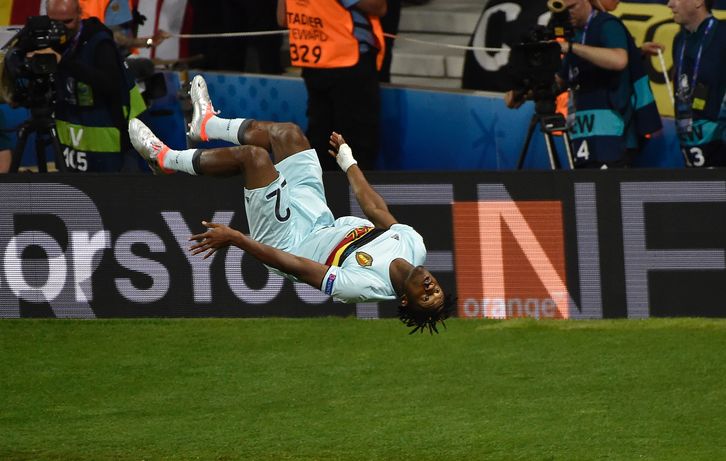 Bathsuayi celebra con una voltereta uno de los goles. (Pascal PAVANI / AFP)