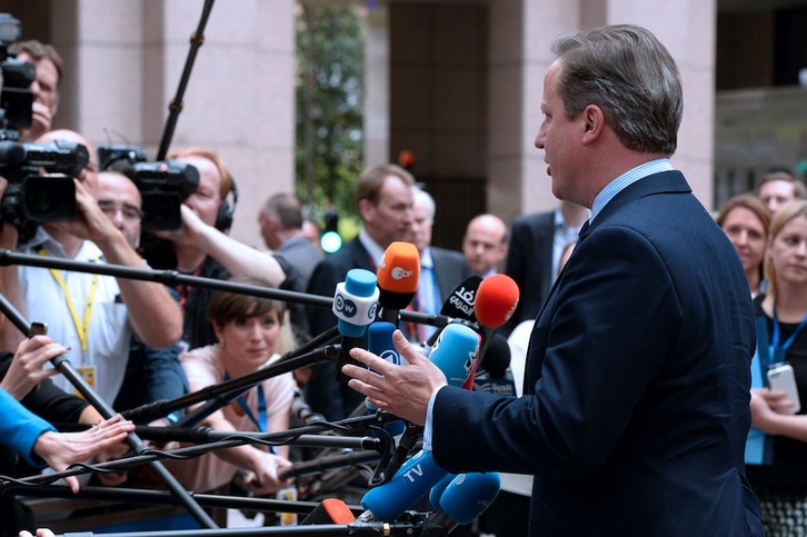 David Cameron atiende a los medios a su llegada al Consejo Europeo. (Thierry CHARLIER/AFP) 