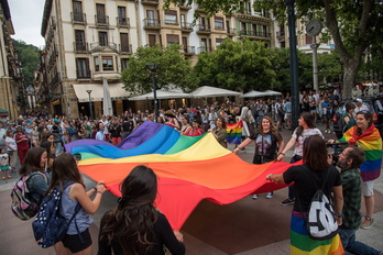 Los colores del arcoiris también han llegado a Donostia. (Andoni CANELLADA / ARGAZKI PRESS)