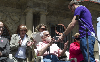 Entrega del premio por parte del colectivo Txupin Etxepare a los ediles de Iruñea de 1978. (Jagoba MANTEROLA/ARGAZKI PRESS)