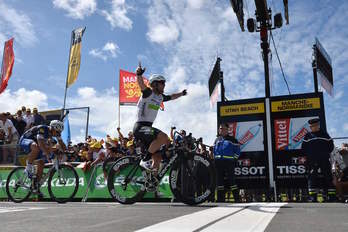 Cavendish entra en la meta de Utah Beach. (Alex GUIGON | AFP)