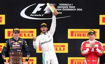 Lewis Hamilton, Austriako Sari Nagusiko podiumean. (Joe KLAMAR/AFP)