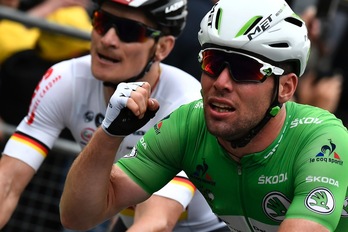 Mark Cavendish (derecha) tras cruzar la meta, con Jasper Stuyven detrás. (Jeff PACHOUD/AFP) 