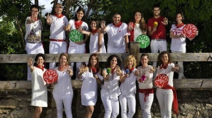 Los periodistas posan cerca de los corrales de Santo Domingo.