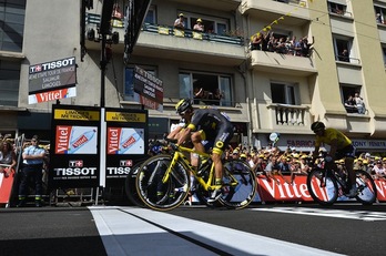 Kittel (tapado) y Coquard (en primer plano) han protagonizado un apretado sprint. (Lionel BONAVENTURE / AFP)