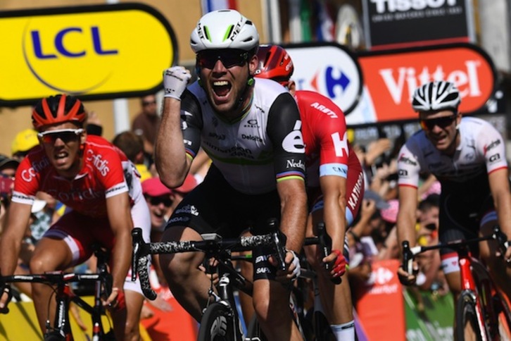 Cavendish celebra una nueva victoria en el Tour. (Lionel BONAVENTURE / ARGAZKI PRESS)