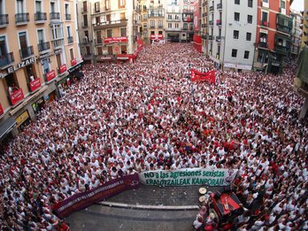 La plaza y los accesos, llenos de gente en repulsa de la agresión. (@taxilari)