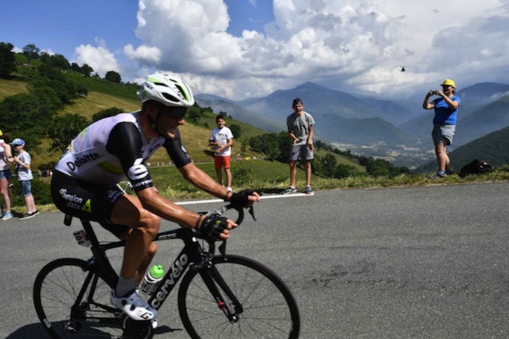 Stephem Cummings, en plena cabalgada en solitario hacia la victoria. (JEFF PACHOUD / AFP)