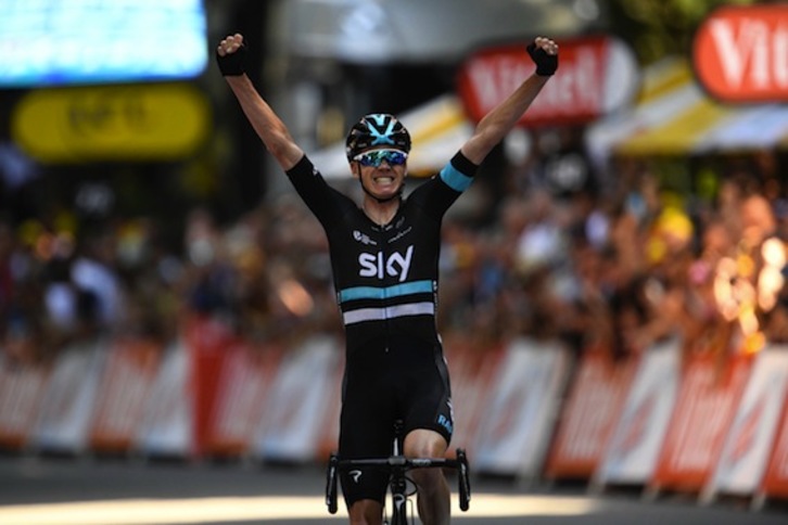 Chris Froome, con los brazos en alto al cruzar la línea de meta. (Lionel BONAVENTURE/AFP)