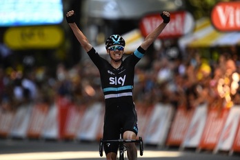 Chris Froome, con los brazos en alto al cruzar la línea de meta. (Lionel BONAVENTURE/AFP)