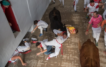 Ha habido algún susto en el callejón de la entrada a la plaza de toros. (Andoni CANELLADA/ARGAZKI PRESS)