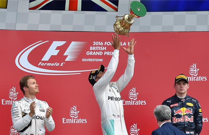 Lewis Hamilton, en lo alto del podio de Silverstone. (Ben STANSALL/AFP)