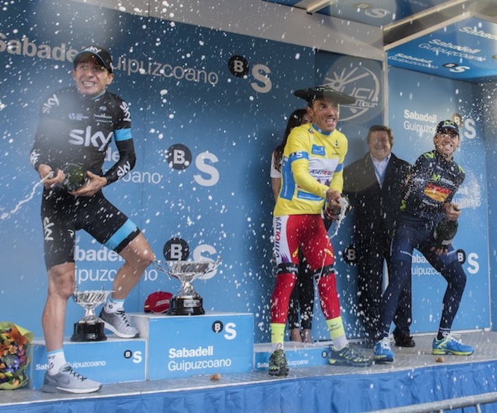 Joaquim Rodríguez celebra su victoria en Euskal Herriko Itzulia 2015 junto a Henao y Ion Izagirre. (Gorka RUBIO /ARGAZKI PRESS)