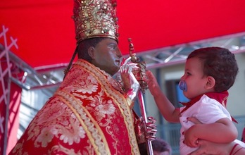 Un pequeño saluda al santo durante la ofrenda. (Jagoba MANTEROLA/ARGAZKI PRESS)