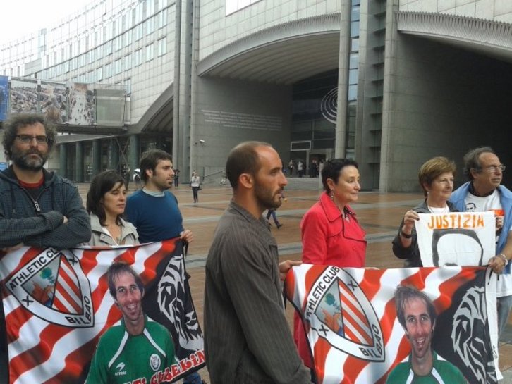 Familiares y amigos de Iñigo Cabacas, en Bruselas. (@IñigoGogoan)