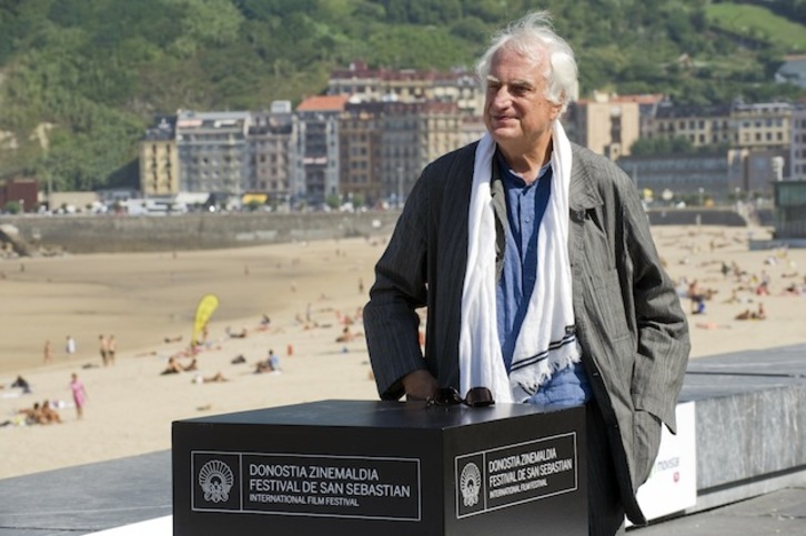 Bertrand Tavernier posa en su última visita a Zinemaldia, en 2013. (Juan Carlos RUIZ / ARGAZKI PRESS)