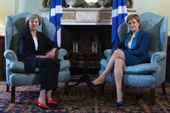 Theresa May y Nicola Sturgeon se han reunido en Edimburgo. (James GLOSSOP / AFP)