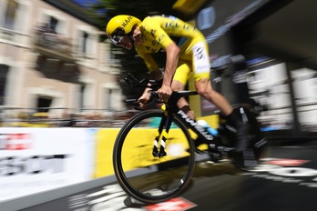 Froomek lidergoa indartu du erlojupekoan. (Kenzo TRIBOUILLARD / AFP)